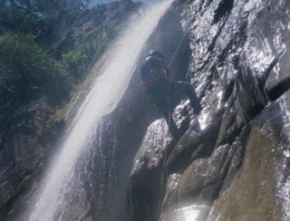 Rapelando en un barranco